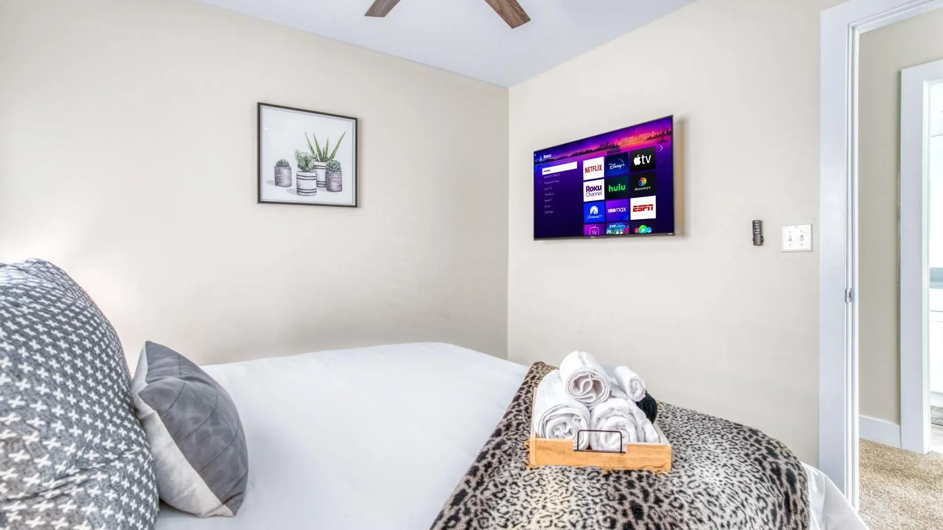 Holiday home 3 Lux King Beds O Game Rm O Fenced Backyard Escape Villa Charlotte